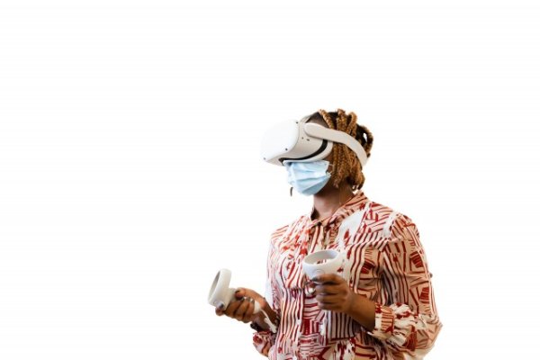 Black woman playing with oculus