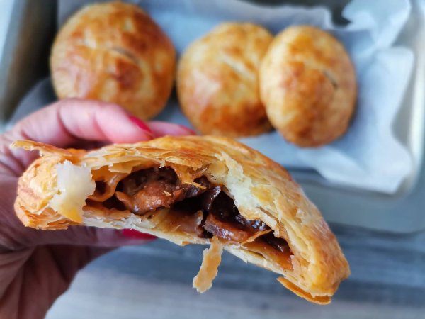Cheesey mini Steak Pies