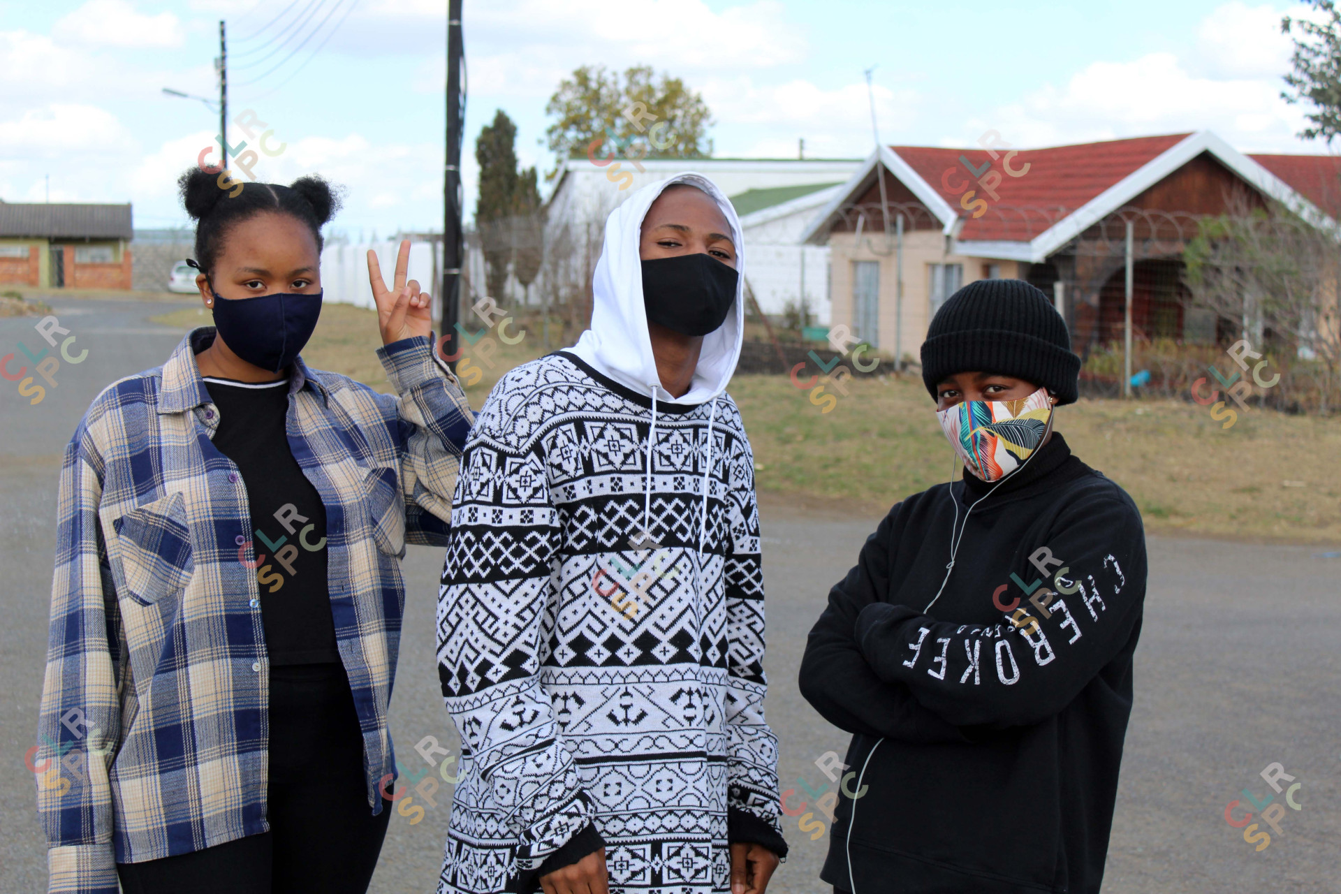 Teens wearing masks during covid