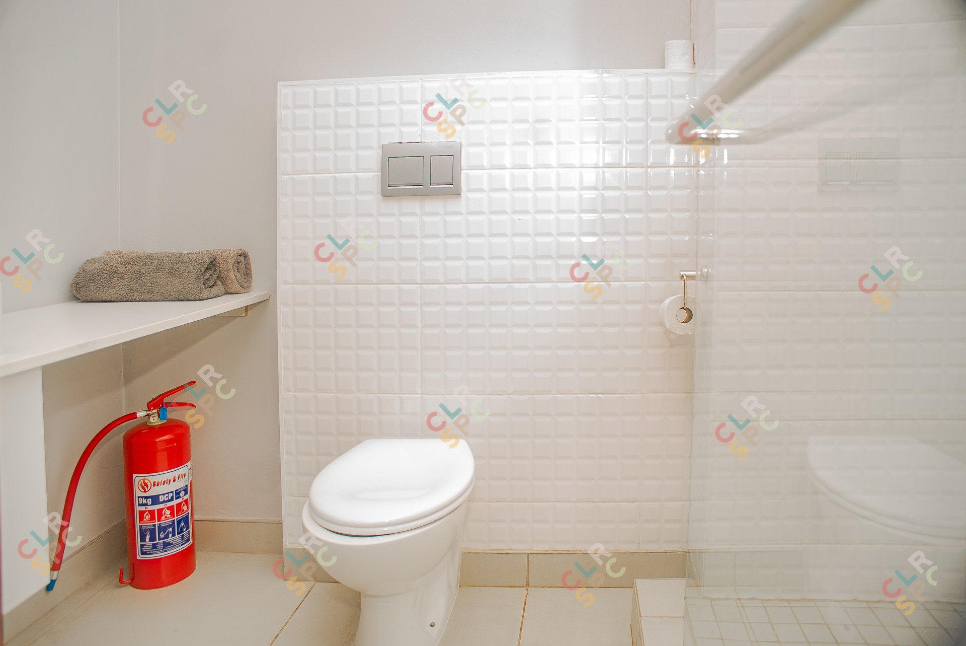 Bathroom with fire extinguisher